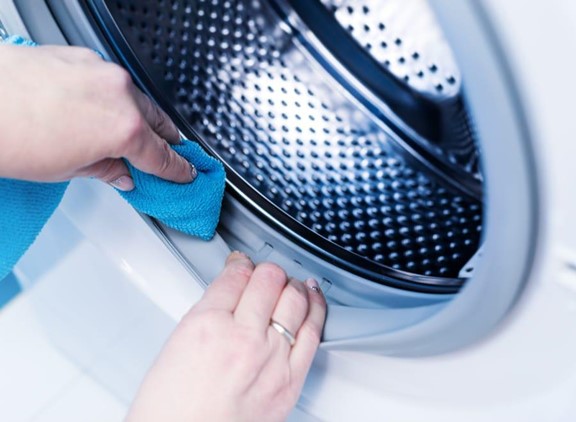 تمیز نشستن لباسشویی به دلیل کثیفی لاستیک درب لباسشویی